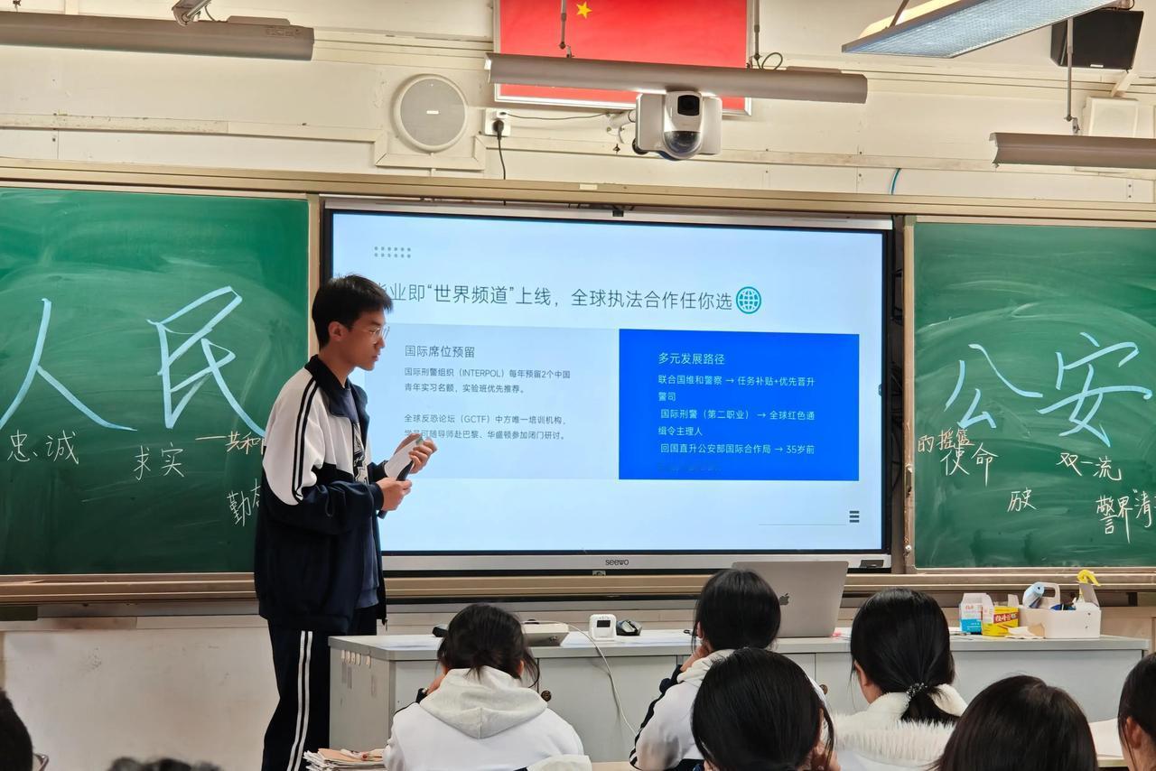 佛山一中高一新生刚开学没多久，就搞了个超级有意思的活动：让学生自己当“小老师”，