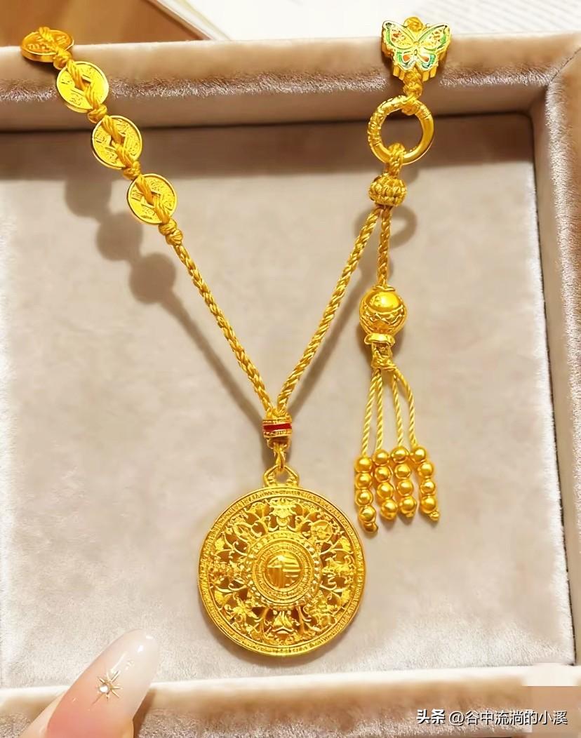 凌晨4点醒了刷金价，
看完直接没了睡意！
黄金大盘价居然冲到1100元/克，
比