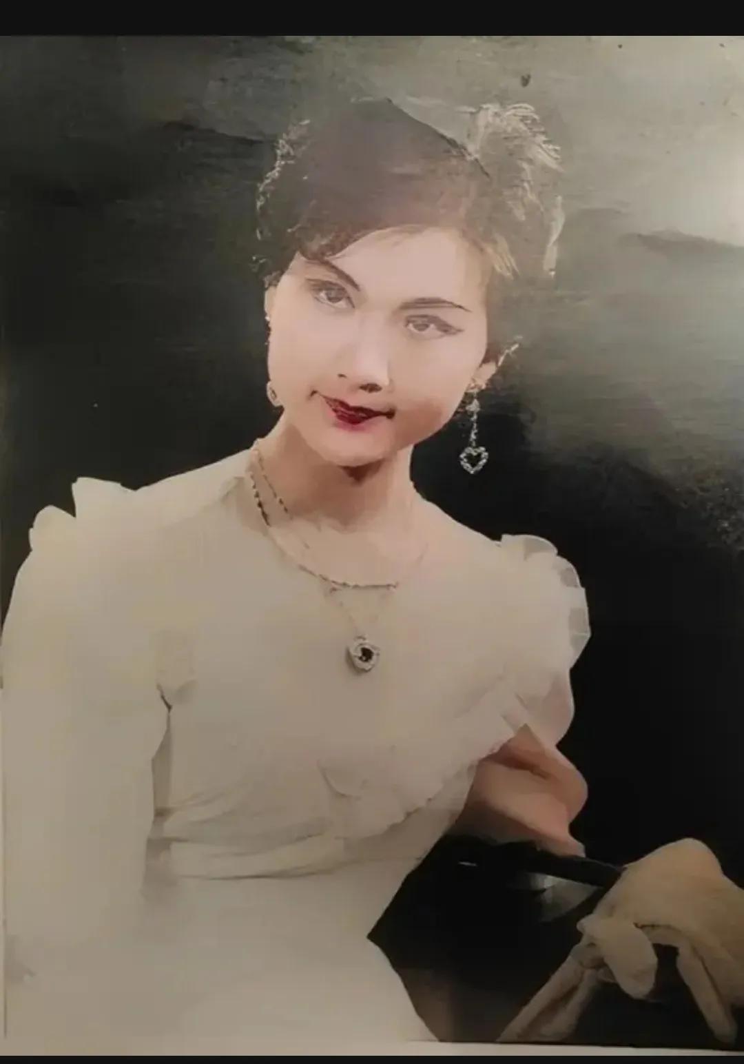 60年代，一个年轻的女孩留下的合影，后来她成了家喻户晓的歌星，虽然照片如今已经微