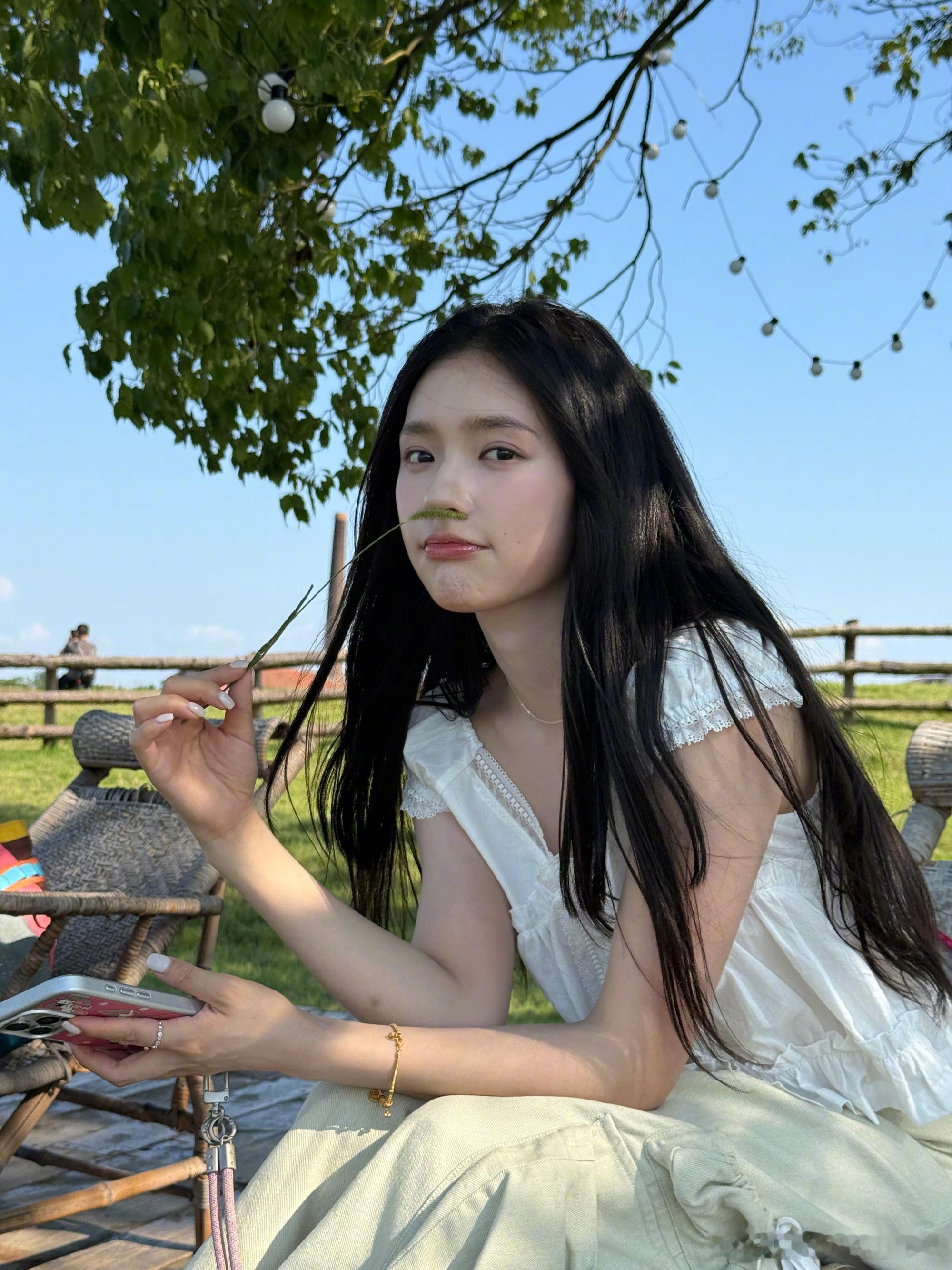 林允黑长直就随便出片了林允美得好清新 黑长直真的太适配林允了，衬得气质干净柔和，