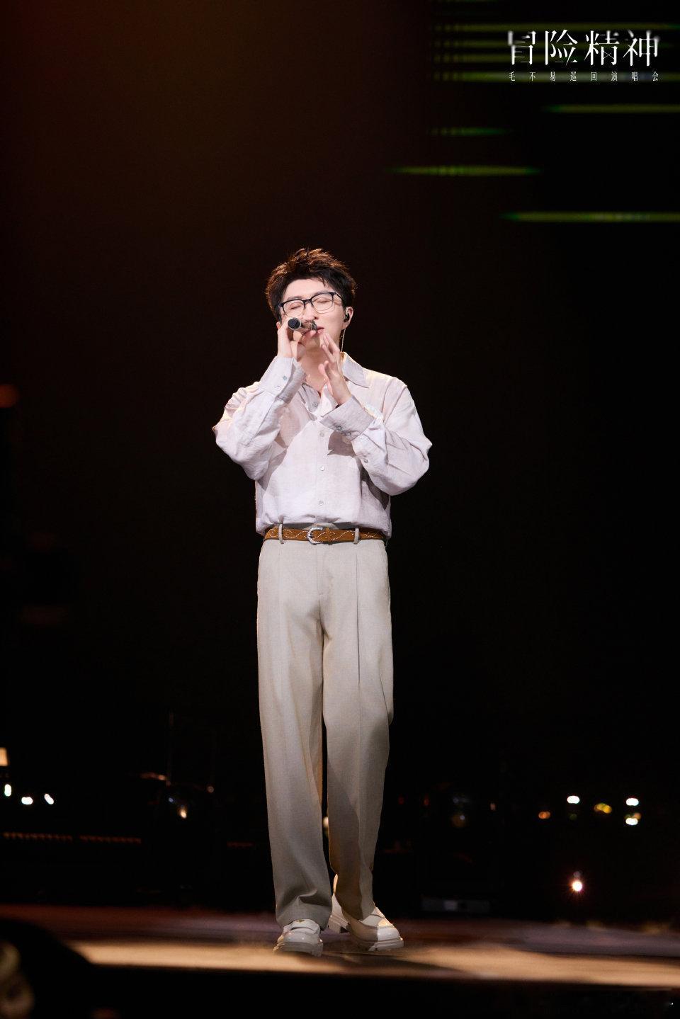 谁懂毛不易这几首歌对考生的杀伤力毛不易的叙事感真的绝了，《一程山路》里的执着，简