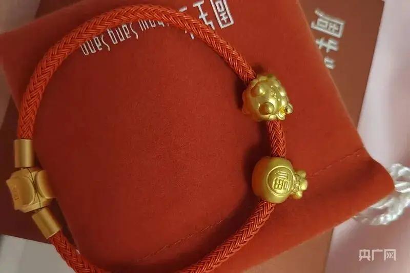 监管部门介入周生生足金挂坠测出铁银钯【周生生足金挂坠被检测出含铁银钯，监管部门介