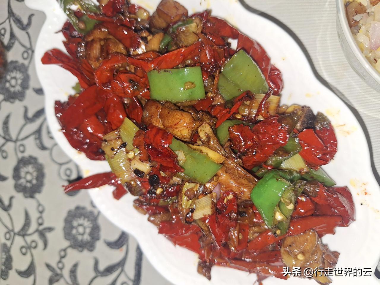 生活所迫，今晚做鸡了。
​鸡肉与青辣椒和红辣椒的比例是1：1：3.75，据说这是