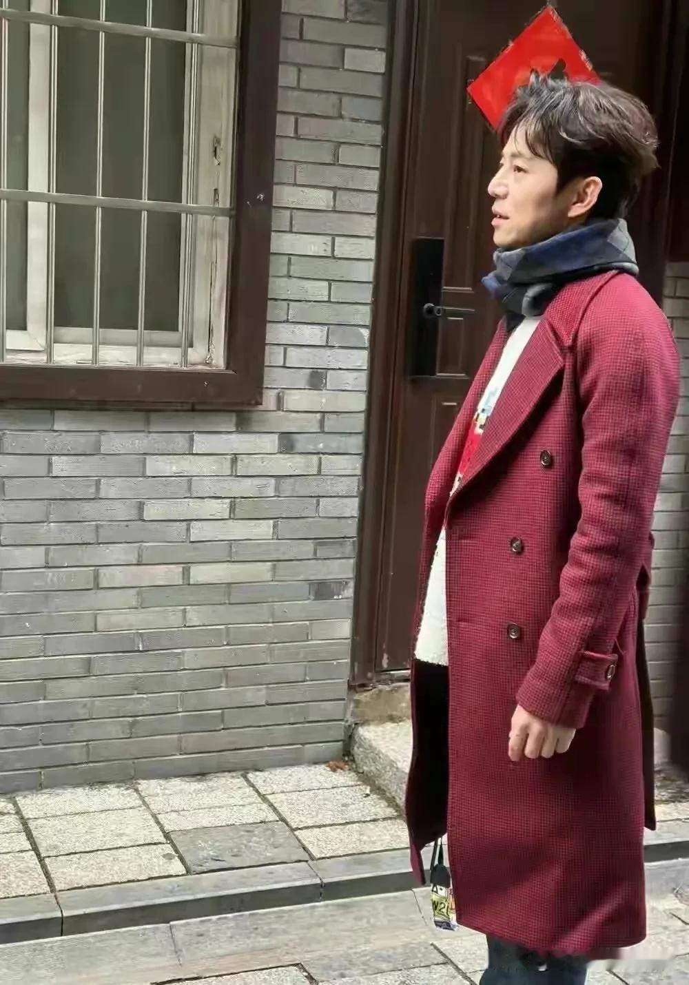 #天南地北大拜年# 一起领红包>何炅怎么老成这样？满脸都是褶子，笑起来更是如此。