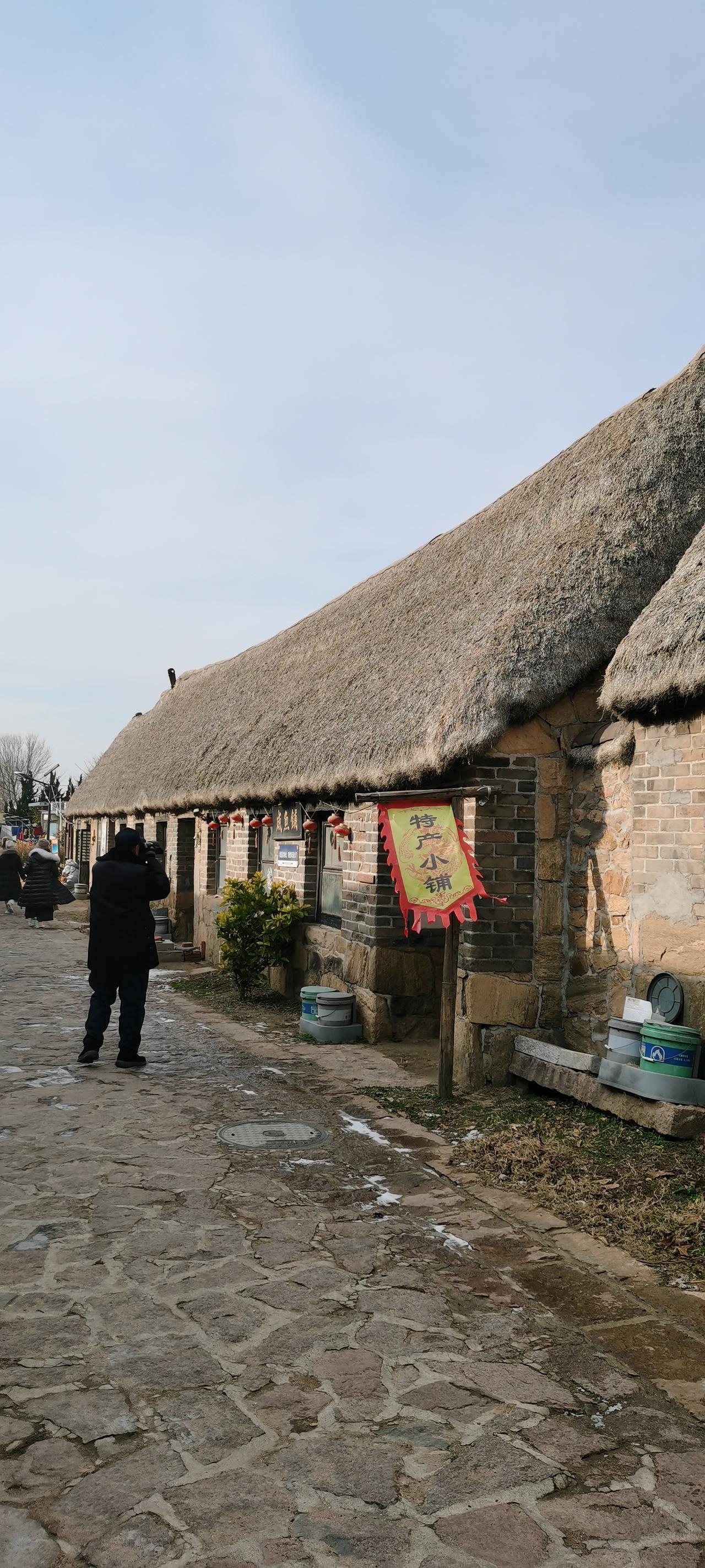 刚到荣城，第一时间我们就赶到东楮岛看了心心念念的海草房。在我的想象里，东楮岛就是