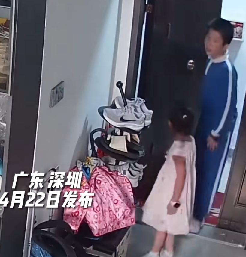 在深圳一户居民家中，兄妹二人从外面回来，呼喊妈妈却久久没有回应。孩子们四处找寻，