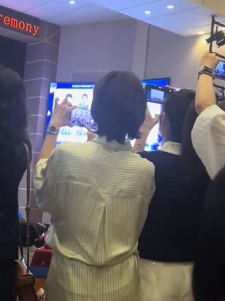 董卿现身儿子毕业典礼没记错的话董女士的公子应该是美国人吧？董卿女士真了不起，给儿