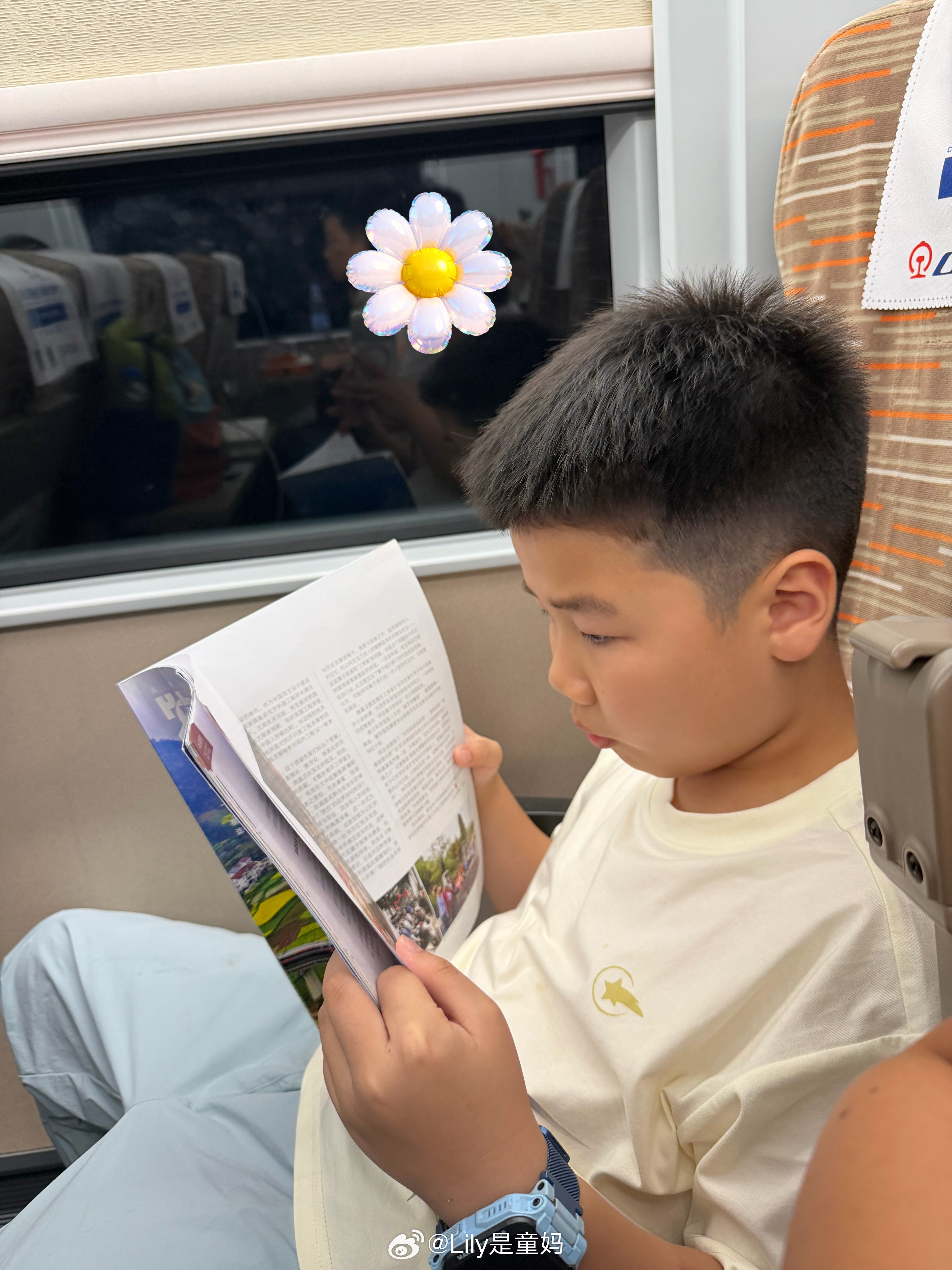 游戏机🎮玩腻了三国看完了又说好无聊给他在车上摸了一本书书里📖终于安静了