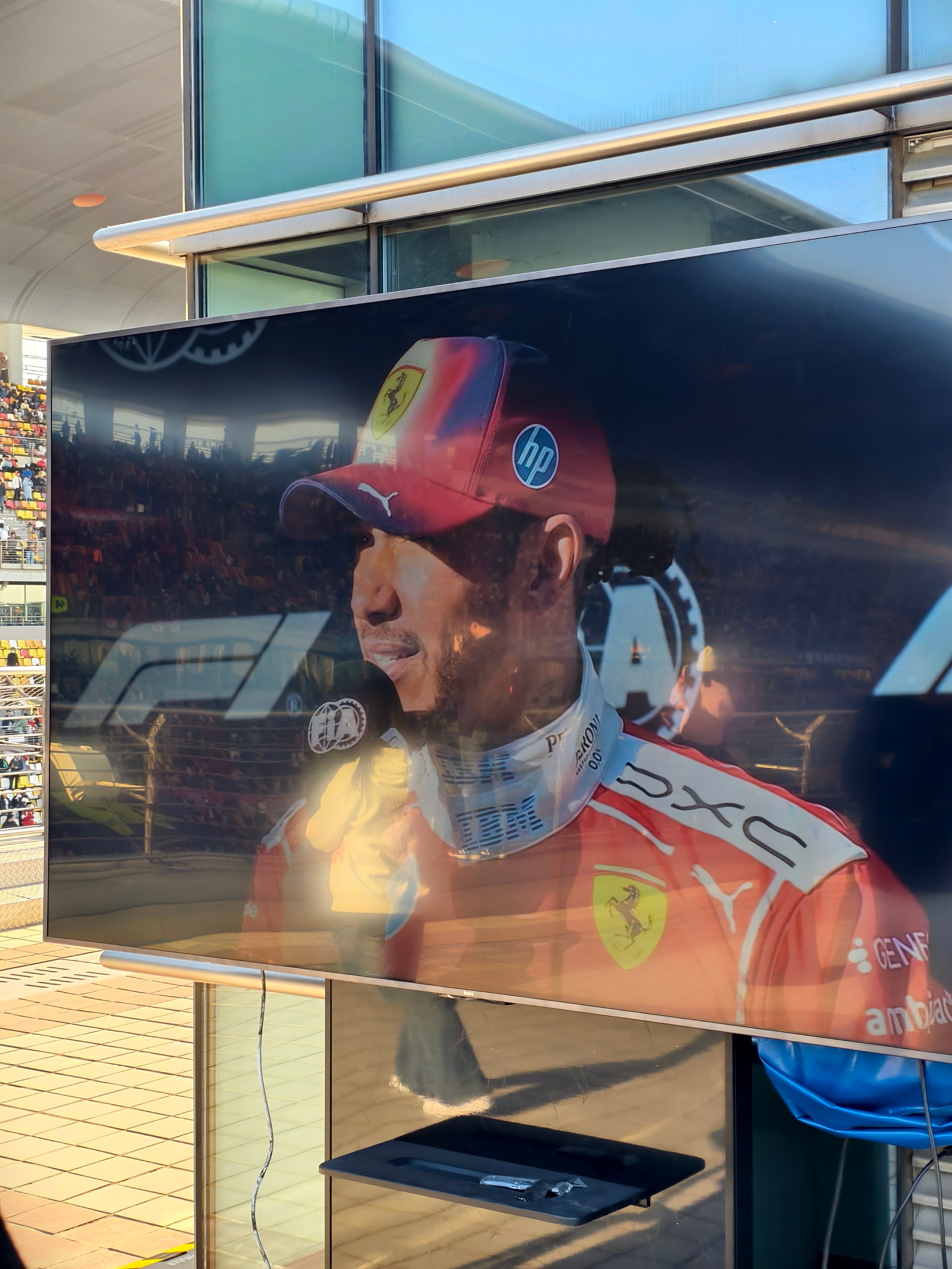 我觉得今天F1冲刺和排位都挺好看的起码让我跌宕起伏了一下！梅奔明儿1、2位发车，