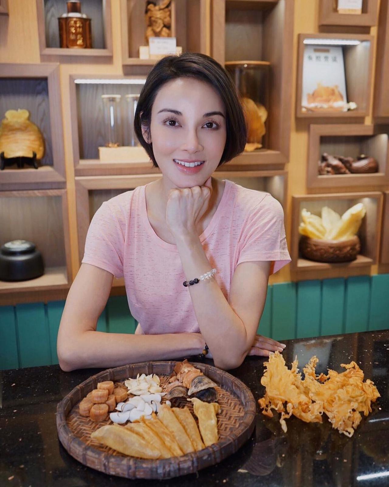 她是中印混血儿，以前在香港TVB拍过几部电视剧，印象最深刻就是参与电视剧《寻秦记