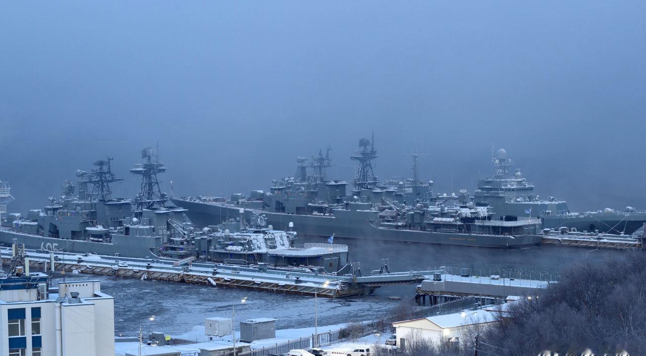 北莫尔斯克，今年元旦，2艘无畏（605+626），1艘现代（474），1艘223