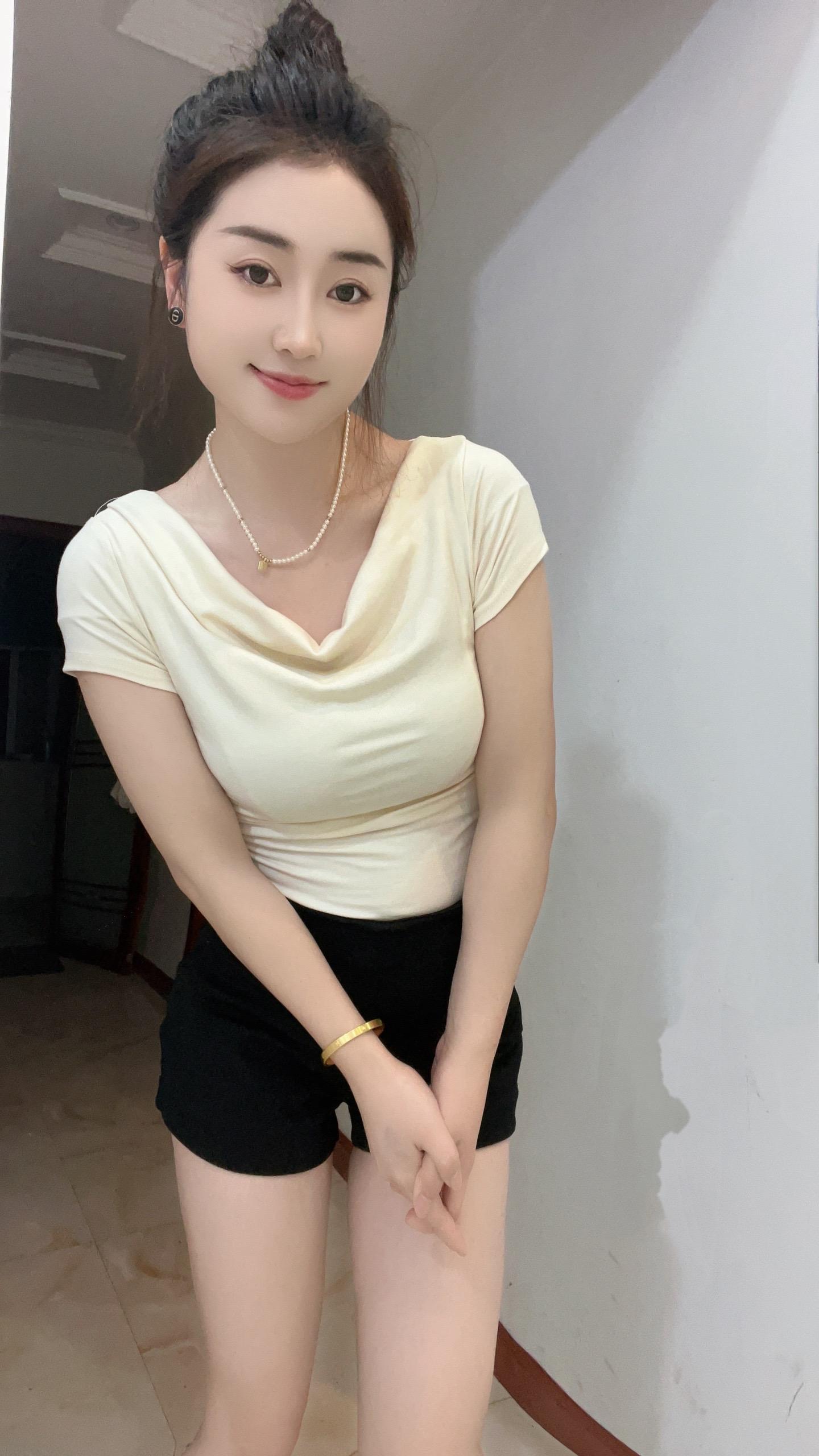 傻傻的我容易感动，也容易满足，一路走来。我不优秀，但我善良，那你的东西会一直去守候。我不聪明，但肯定不傻。很多事都能看明白，只是不想说。太多而已。不喜欢被人算计，更不喜欢假惺惺，喜欢的人只要对我实实在在。就足够了，你对我一分好，我必定双倍奉还。因为我知道珍惜两个字的分量，但是你要给我两个字，值得。