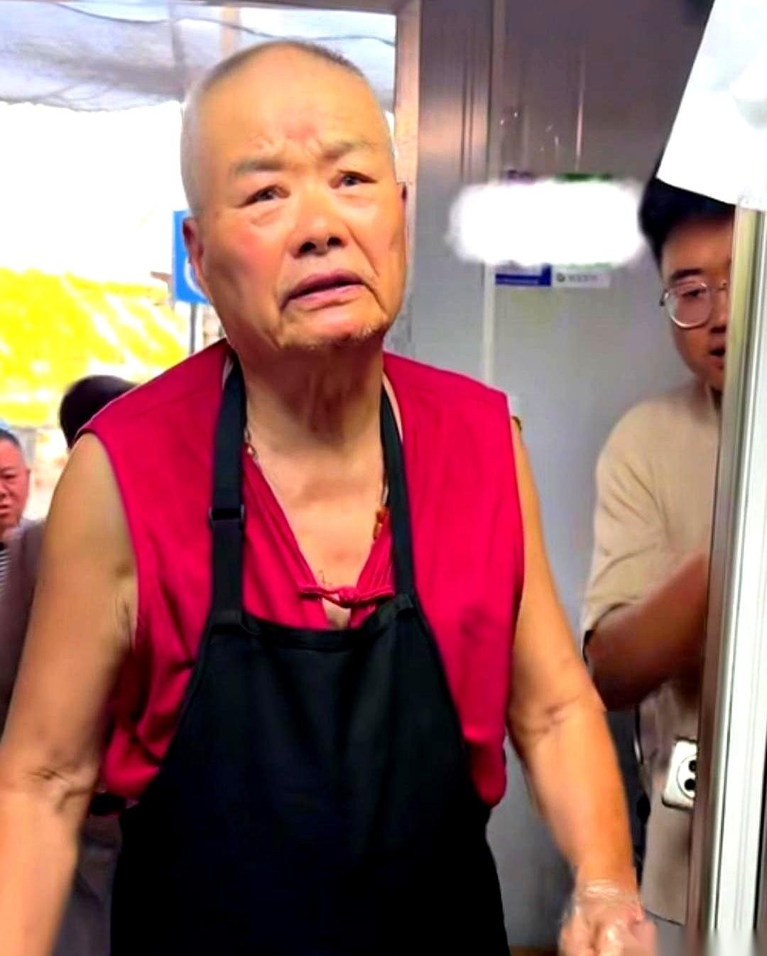 合肥那家卖“盲盒卤菜”的店，突然把价格给亮出来了。
就在前几天，大爷还是那套说辞