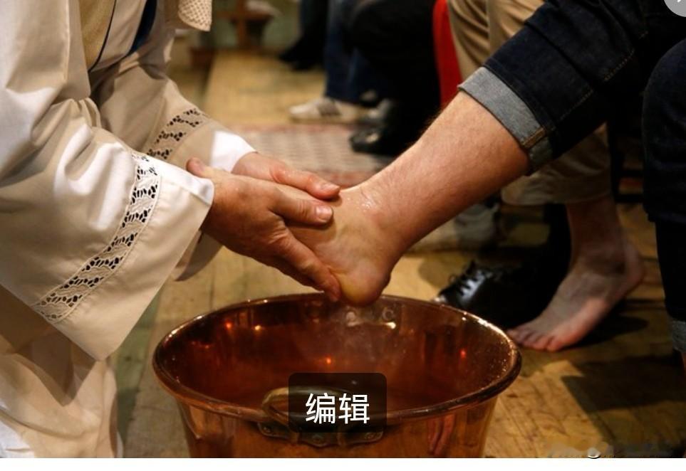 安徽，汪某到足浴店后，看到为自己洗脚的女技师阿某长得好看，就情不自禁从后面去抱她