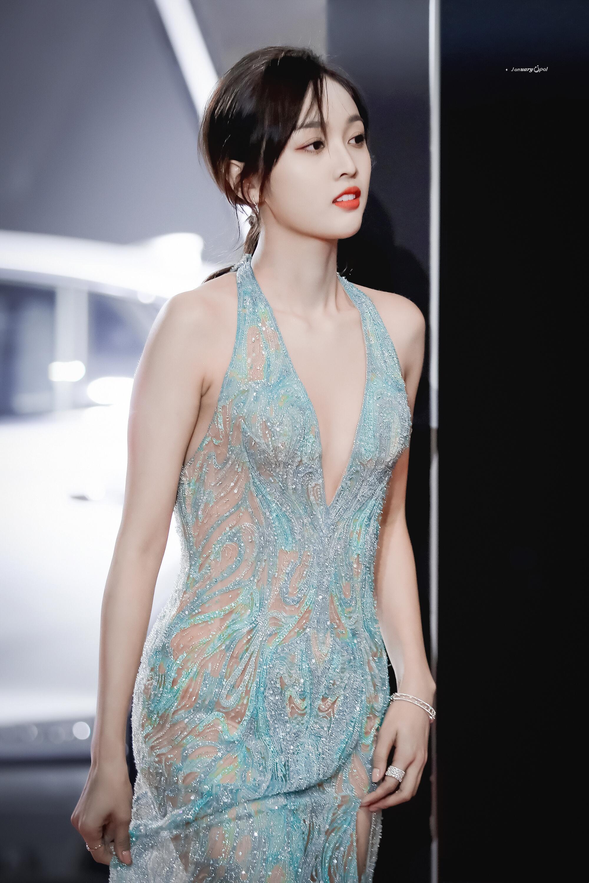 吴宣仪穿这种衣服身材差了些 