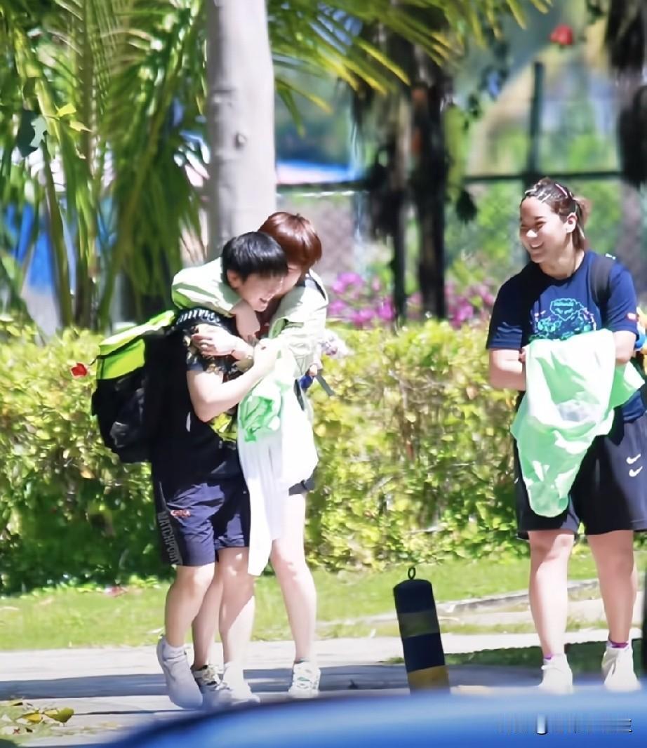 笑死我了！昨天孙颖莎出门，遇到李亚可和孙铭阳了！

李亚可过去就是一个熊抱，
还