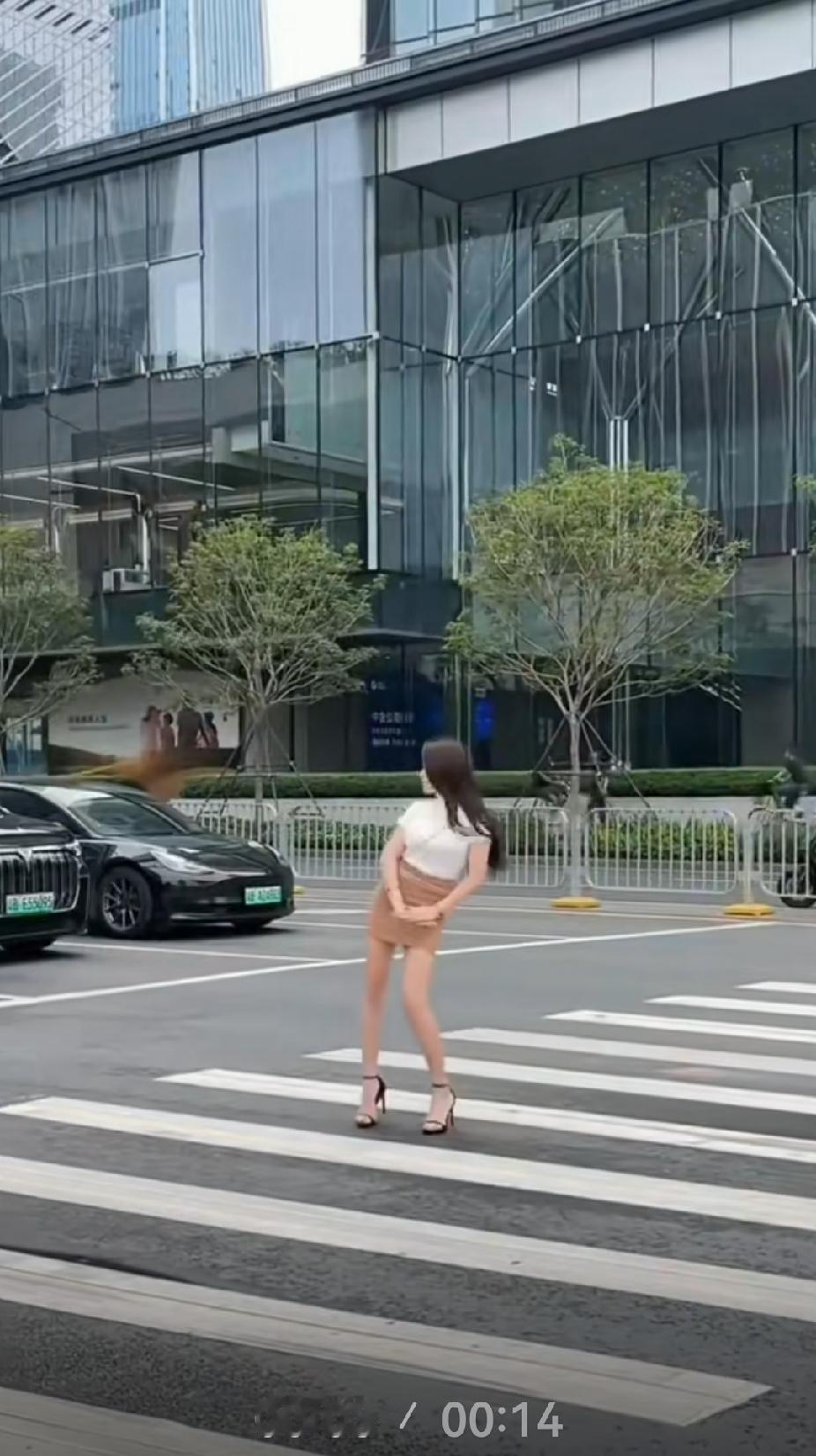 真是无知又愚蠢。
为了红，为了流量，车来车往的斑马线上跳舞、录视频，扭腰甩胯、矫