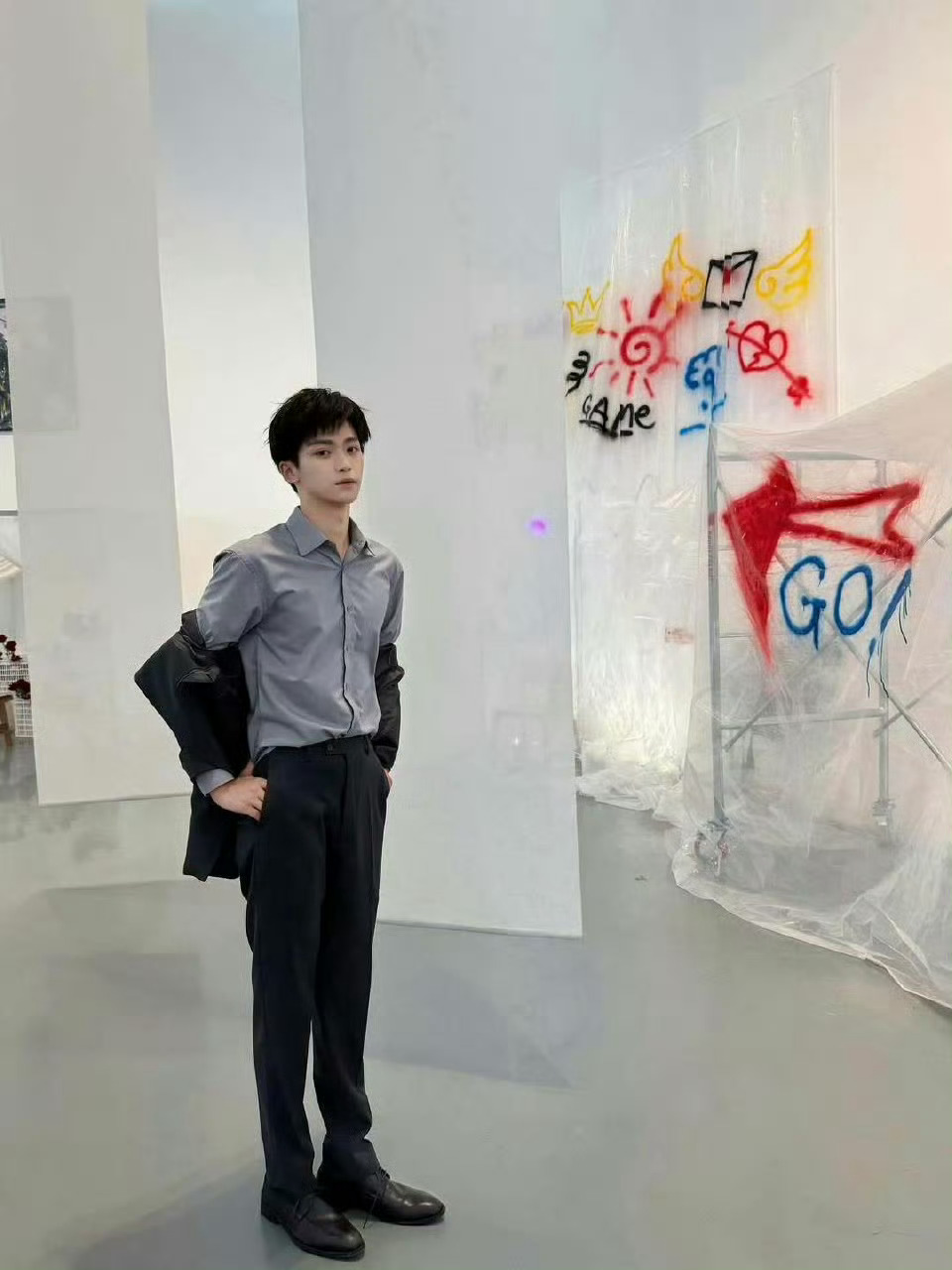 瑞鹤娱乐更新了穿西装的小吴总，梓渝新剧照好帅啊。怼脸这块没有对手[憧憬]梓渝西装