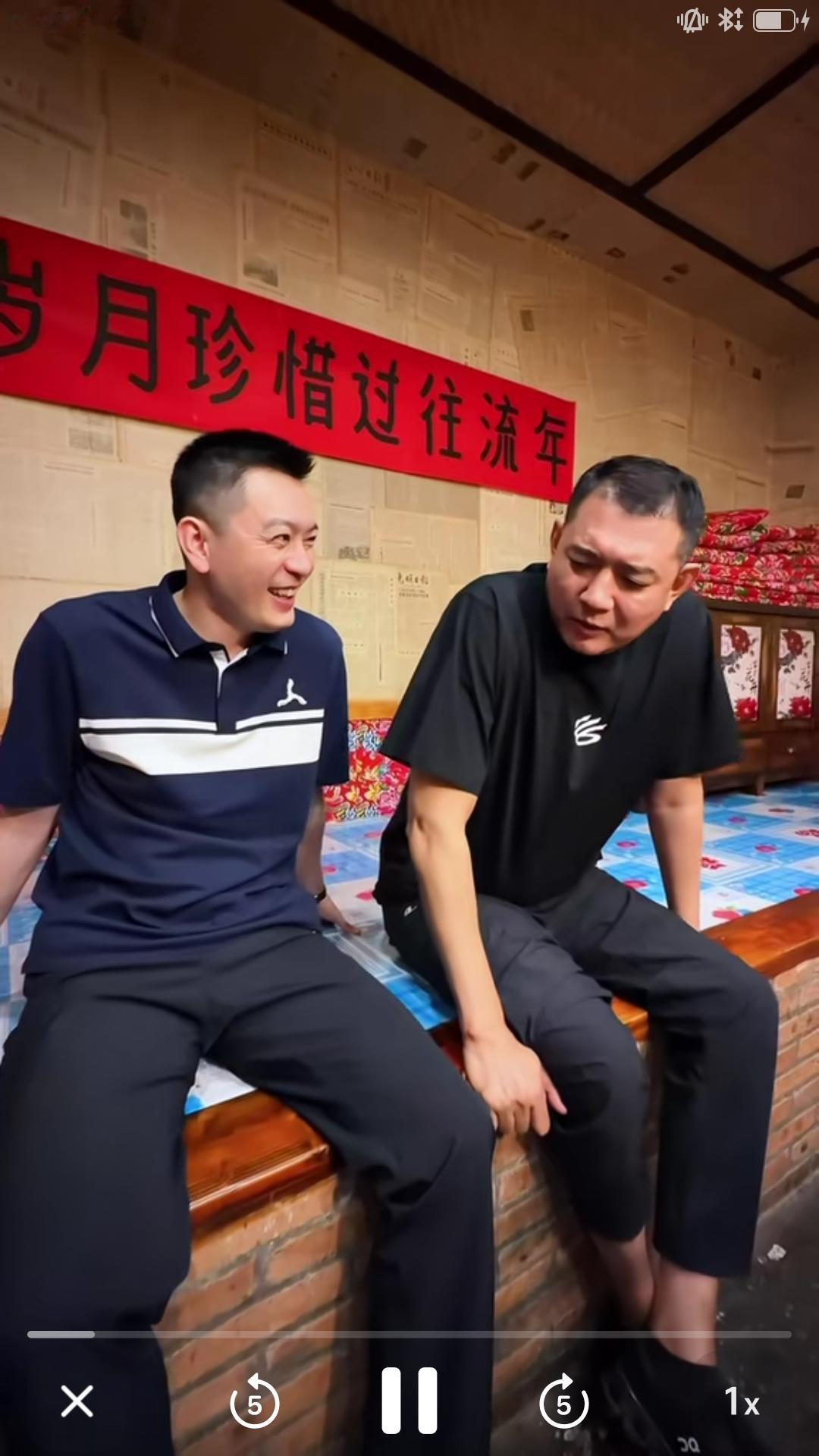 【两大篮球名宿参加和美乡村村BA 篮球大赛开幕式，老友相聚开心热聊。】杨鸣:巩导