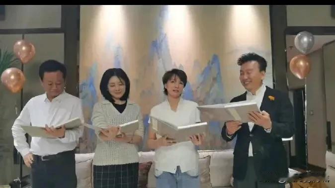 央视四位主持人再次同框，让网友兴奋不已！朱军老大哥已61岁，张泽群60岁，周涛5