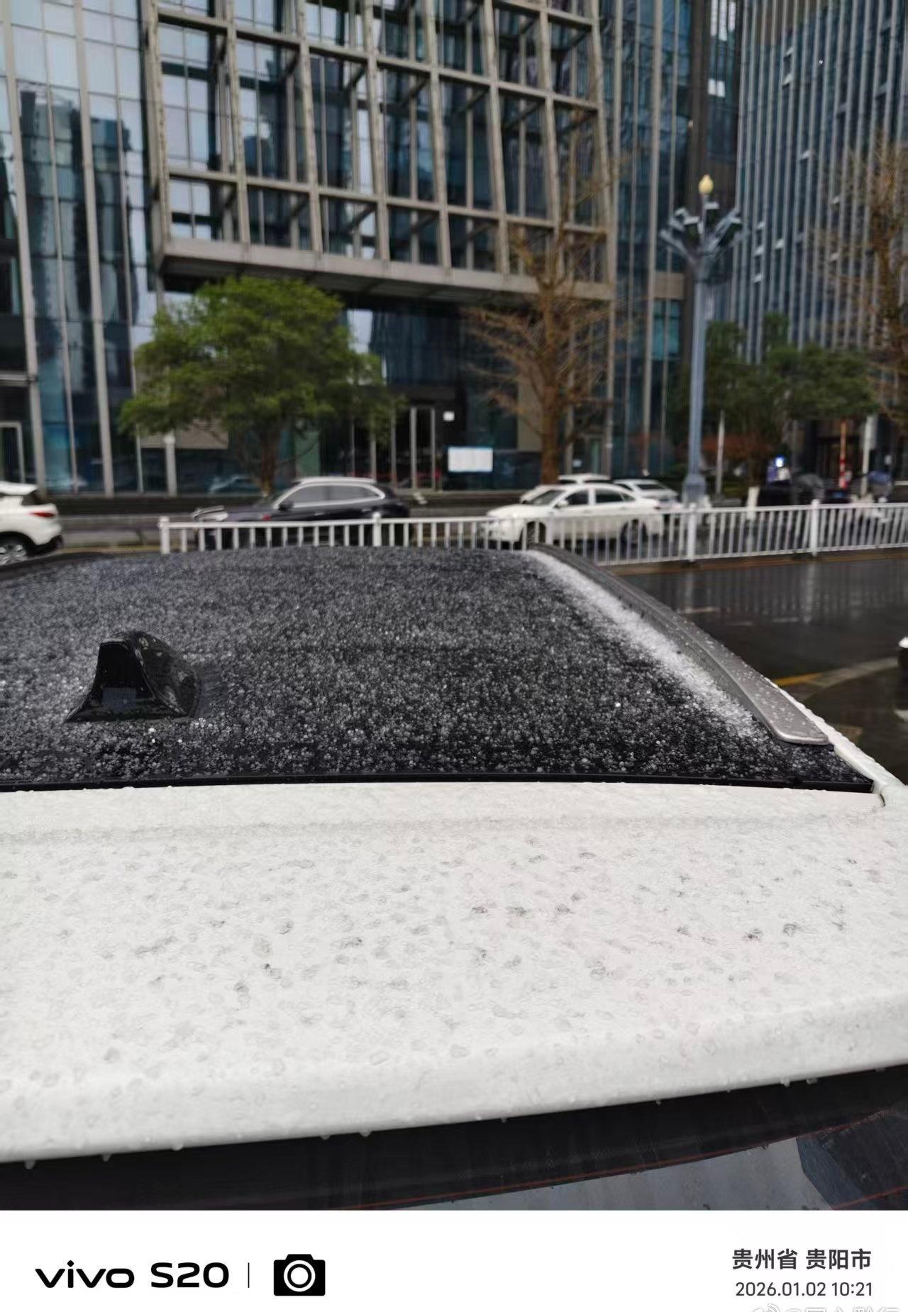 1月2日，贵阳真的下雪了，就是有点小，只下了点“雪米米”