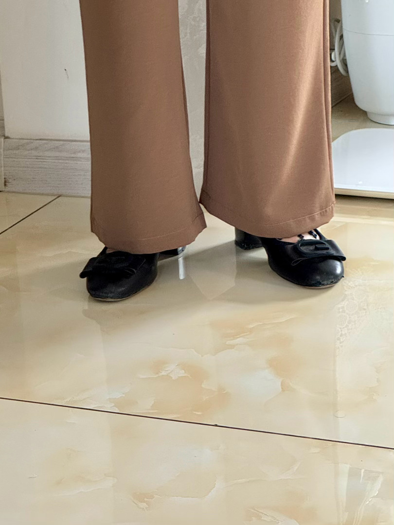 中午抽空 陪老妈逛街，买了好几条裤子和衣服，闪电式购物。服务员都认出我俩了，问我