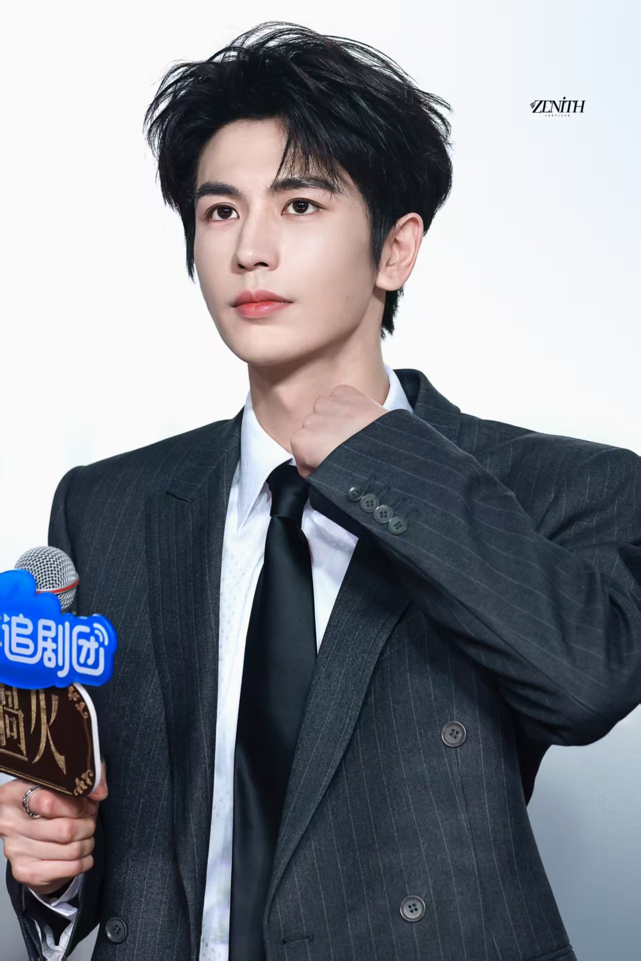 张凌赫唱爱如火 被张凌赫追剧团的演唱狠狠圈粉，游戏间隙开唱《爱如火》，温润嗓音十