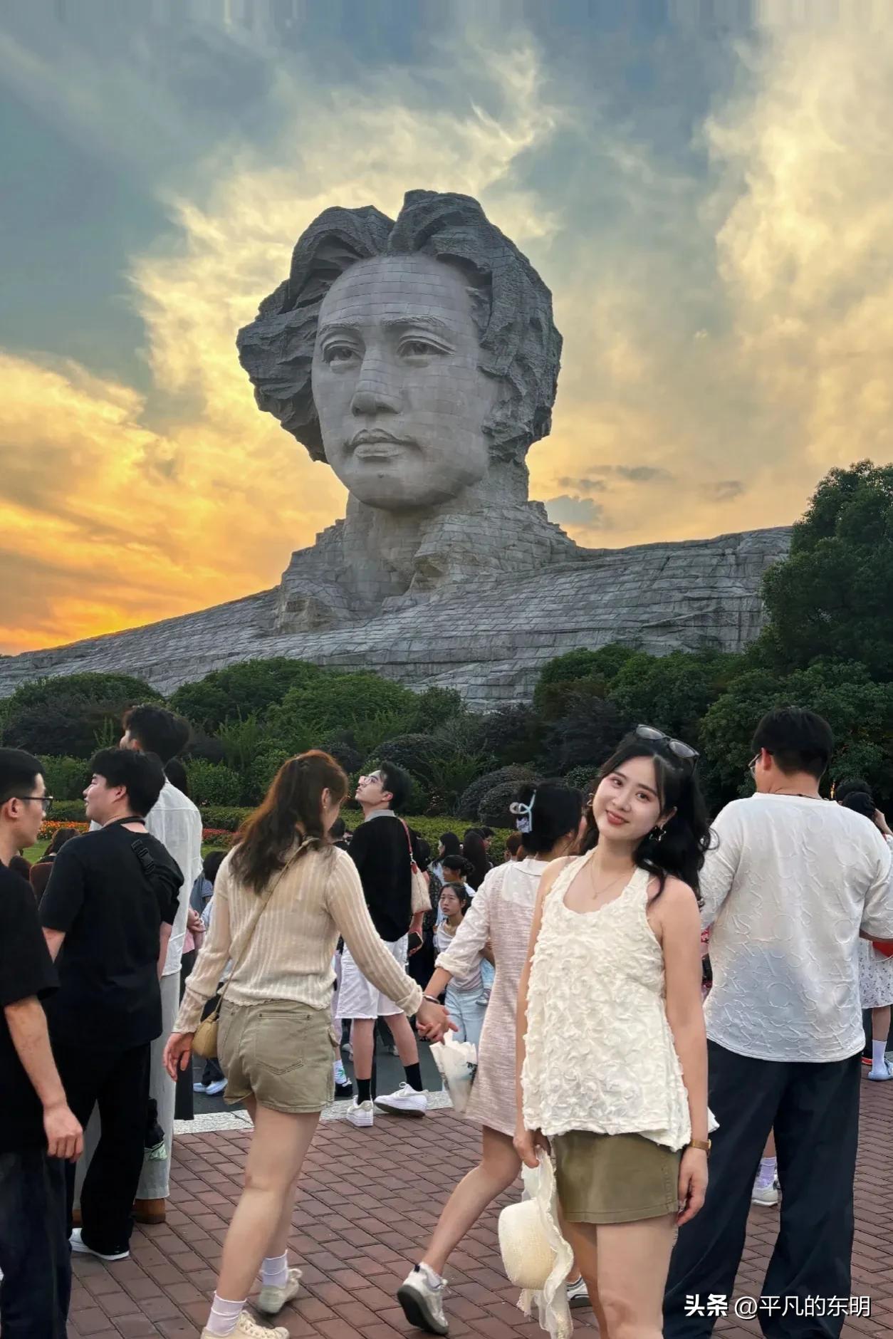 橘子洲头
伫立橘洲
对望风华少年
当年一问
山河如愿
橘子洲风景线 
橘子洲名胜