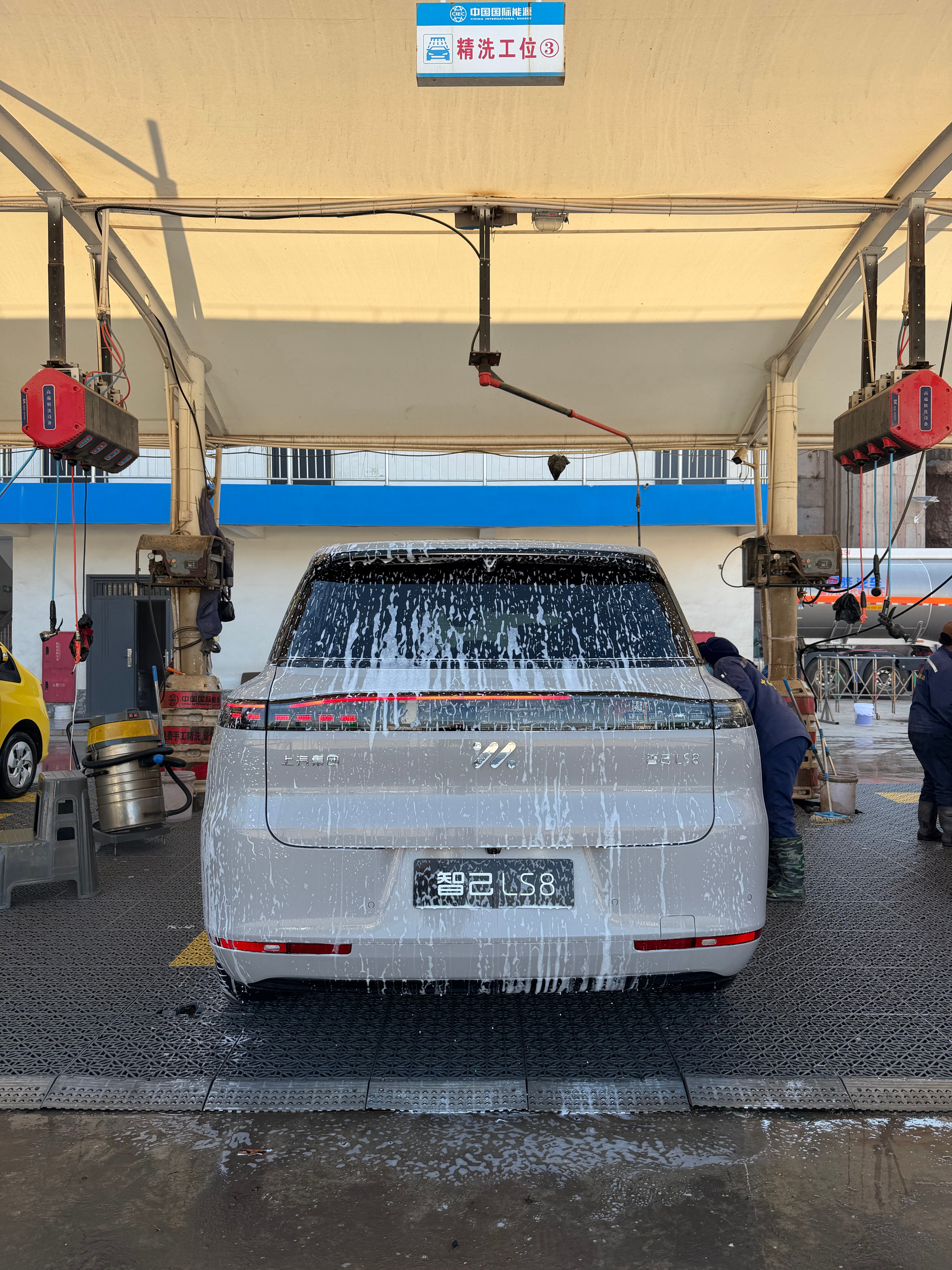 整座昭觉县城大概有4-5个洗车店，有大概4-5个不开门，加油站洗车不要钱，但要加