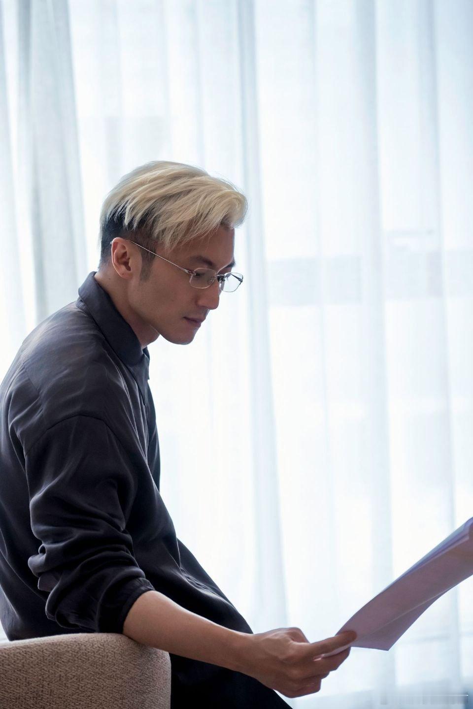 谢霆锋复刻了23年前的自己时光复刻，经典重现。同样的惊艳姿态，不变的少年锋芒，从