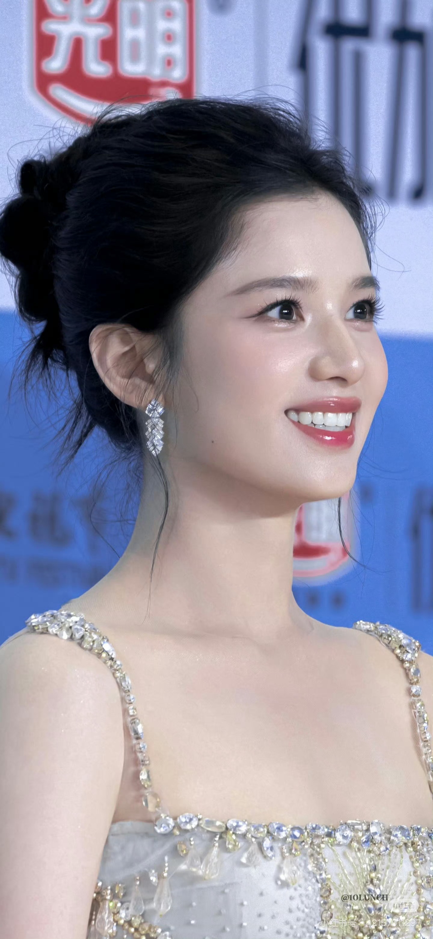 张婧仪白玉兰美成建模神了白玉兰红毯【张婧仪】视觉冲击太强撞得我有点眼震荡了…好晕