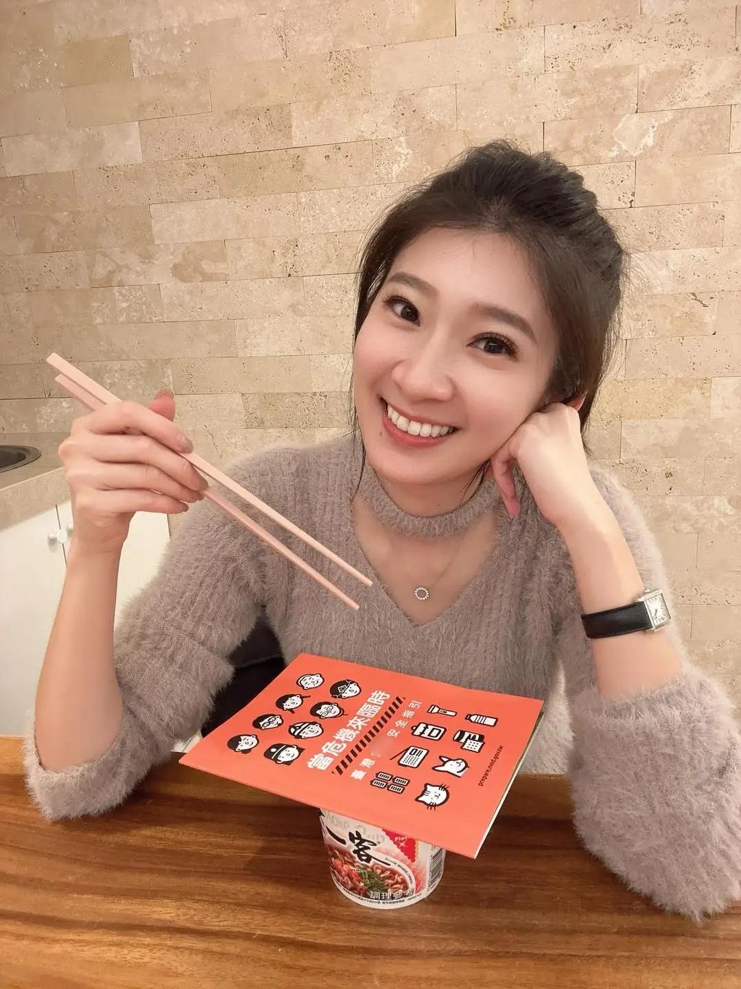 李明璇25日于脸书发文，直指手册内容矛盾、实用性低，并批评刘世芳未检讨手册，反而