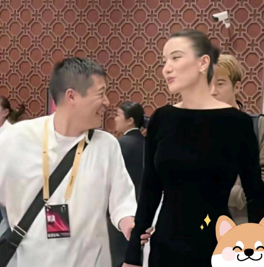 宋佳这婚结得太让人羡慕了✨
嫁给导演王伟之后，奖项拿到手软。
没有轰轰烈烈的官宣