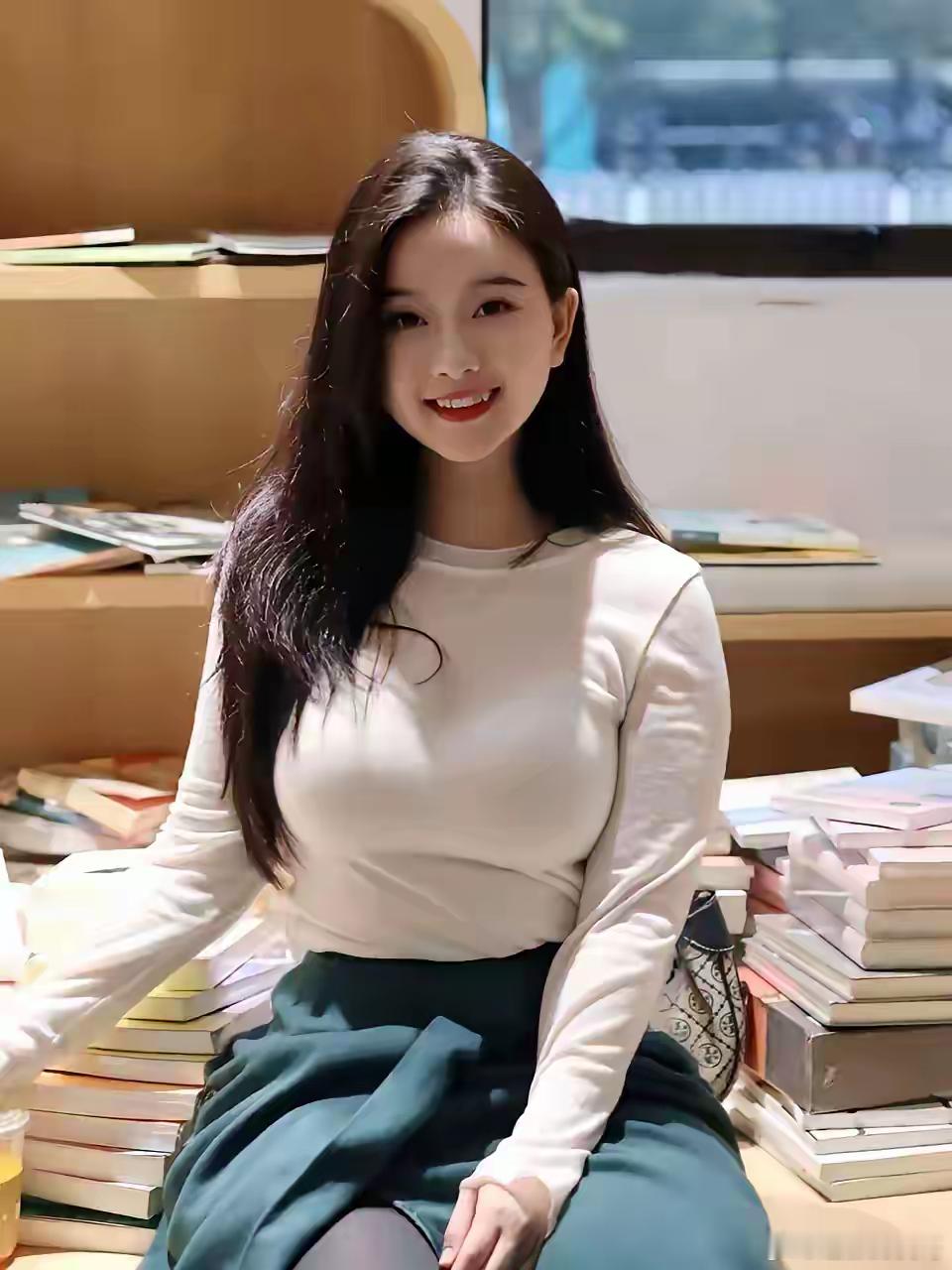 男人都喜欢基因好的女人，基因好的女人，一般都有这几个特点。第一个特点，就是微胖。