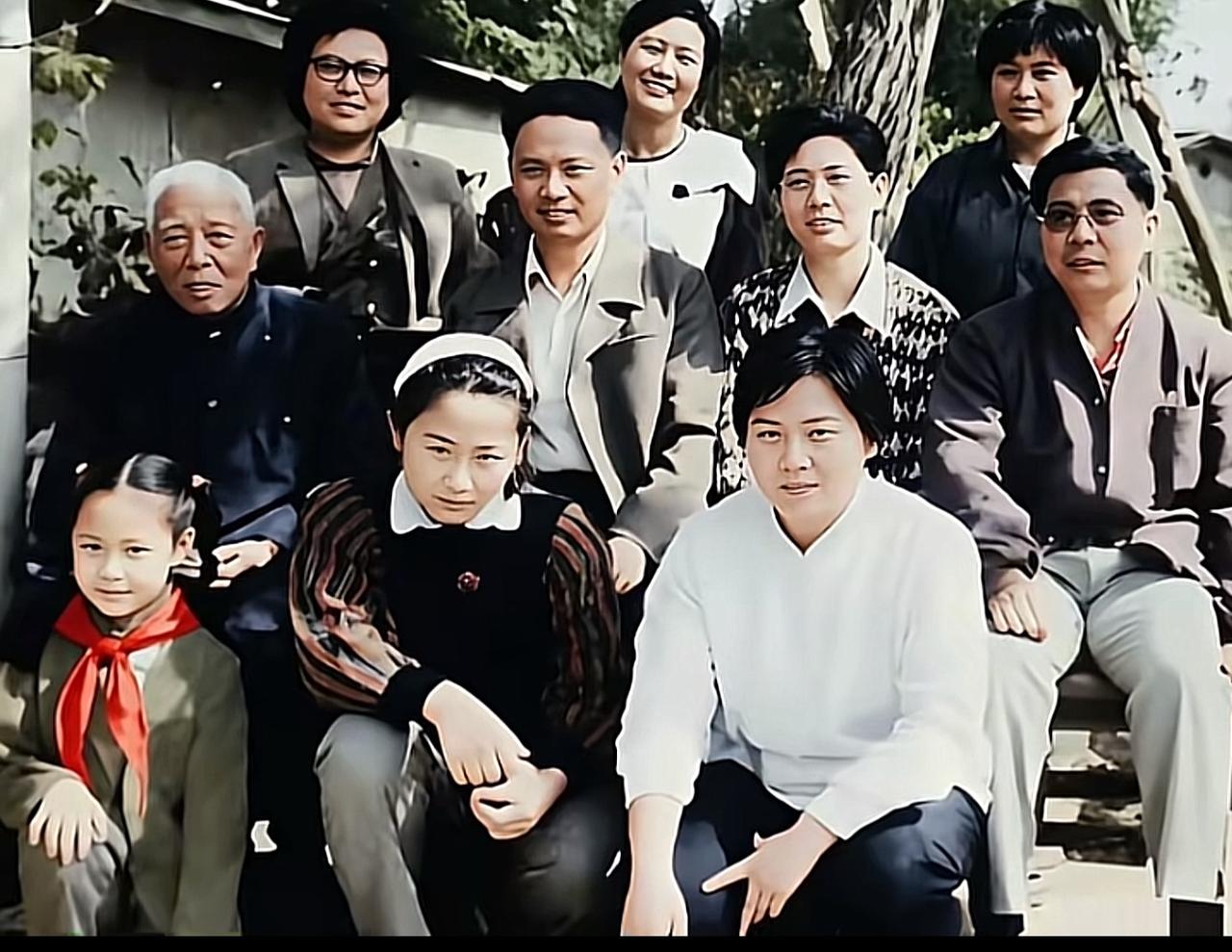 1987年，迎来80岁大寿的开国上将宋时轮，拍下了这张珍贵的全家福。将军一生征战