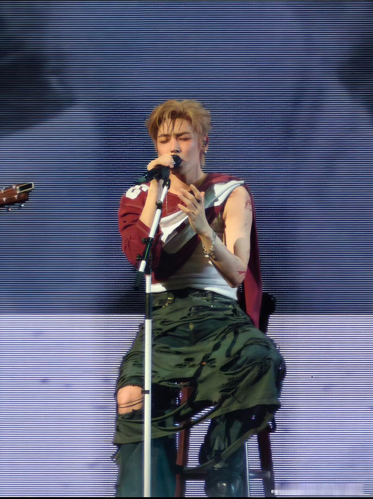 侯明昊 歌手帮唱侯明昊唱歌确实挺好听的。期待侯明昊帮唱歌曲