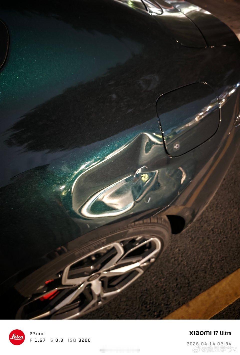 小米SU7提车半个月，被人砸了个大坑。其实如果去调查周边监控，肯定能找到人的。还