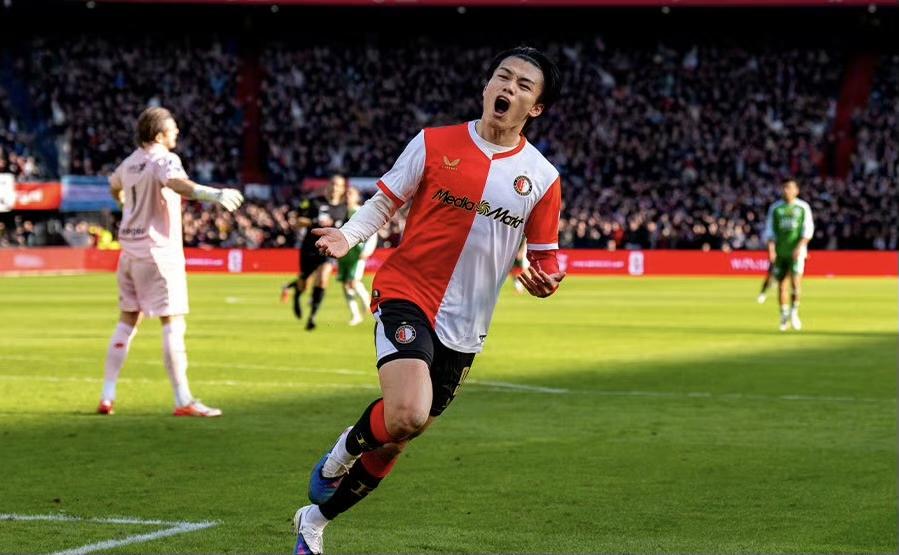 荷甲第27轮，费耶诺德2:1战胜SBV精英，在先失一球的情况下，日本射手上田绮世