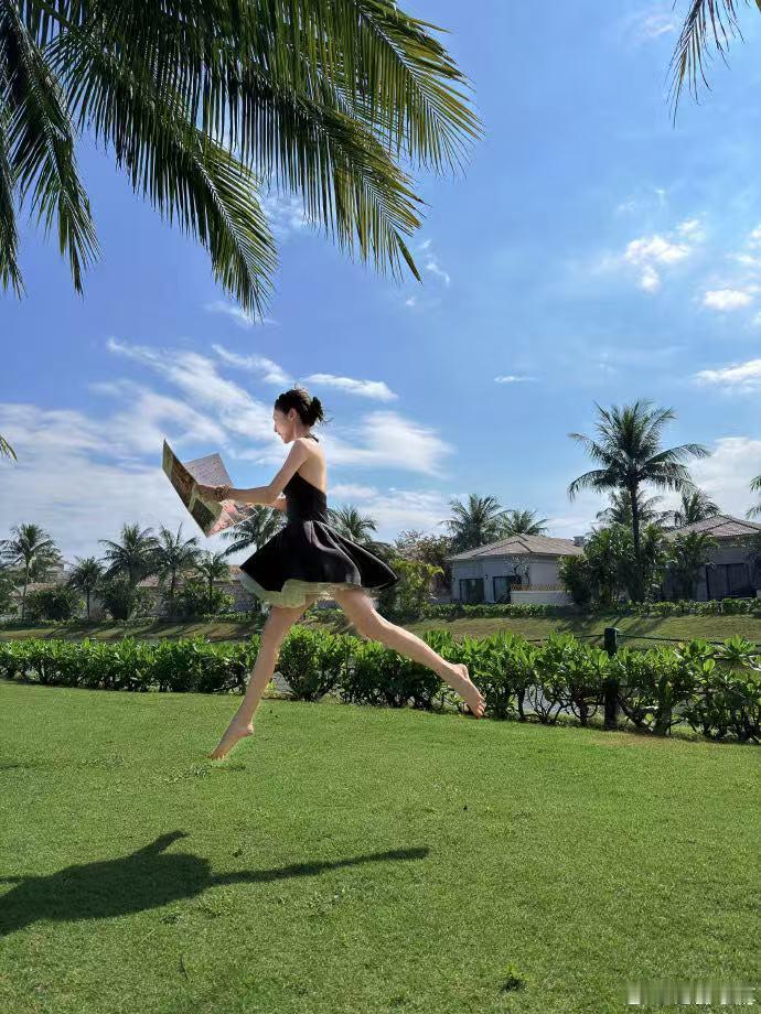 彭小苒露背一张比一张哇噻 不刻意的性感最迷人！彭小苒美背白皙纤细，肩颈线条优越，