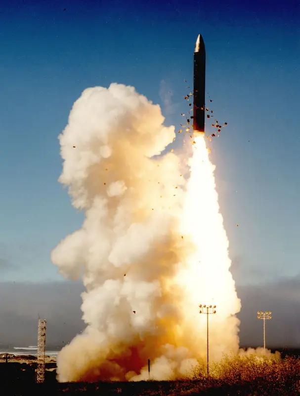 同时，强化军事应对能力。密切关注日本远程导弹的部署动态，加强情报收集与分析，提升