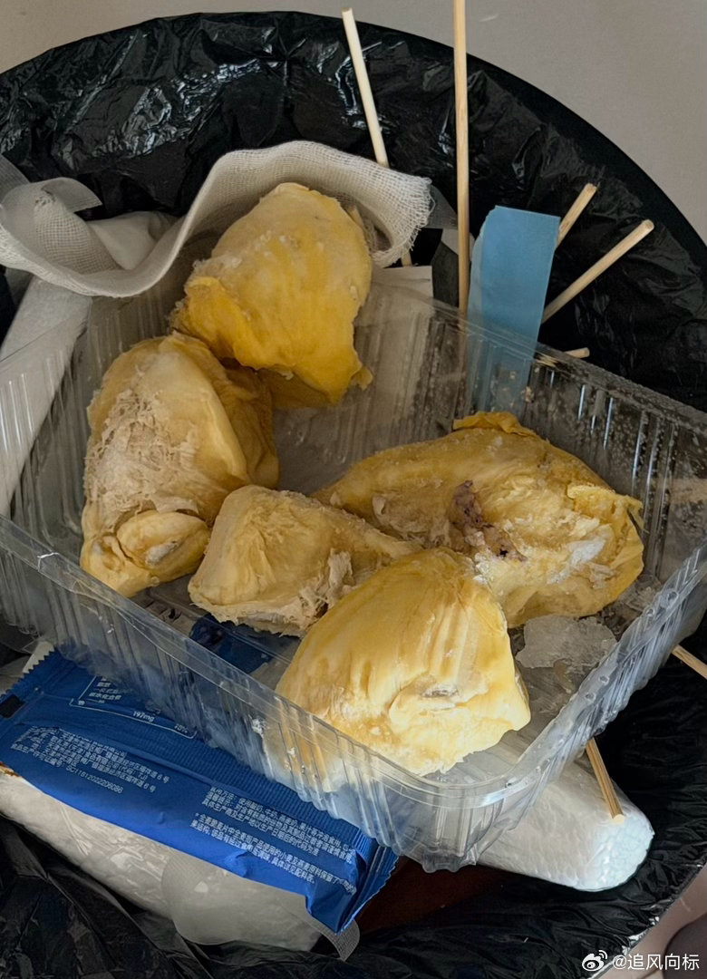 吃完的榴莲别急着扔炫完榴莲记得，吃完的榴莲别急着扔。别着急丢掉外壳，好好利用，不