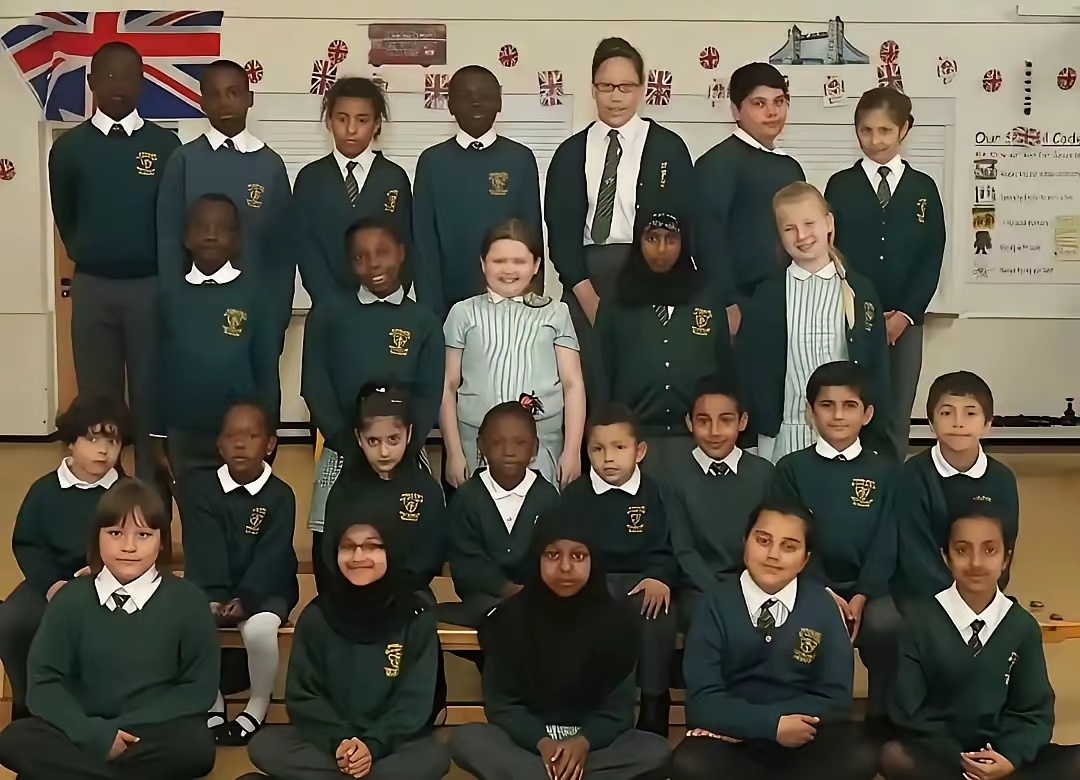 英国小学生的合影真的让人感叹，本土白人真的已经不多了。英伦三岛几十年之后将失去原