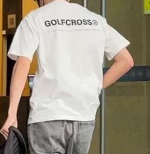 这个衣服像一个名牌你们懂吗 撕掉就官俊臣out 