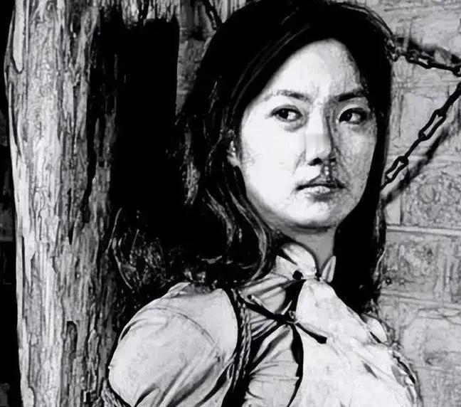 1939年，女战士肖影在日军阴冷的地牢里被酷刑折磨得神志不清，突然，一个汉奸上前
