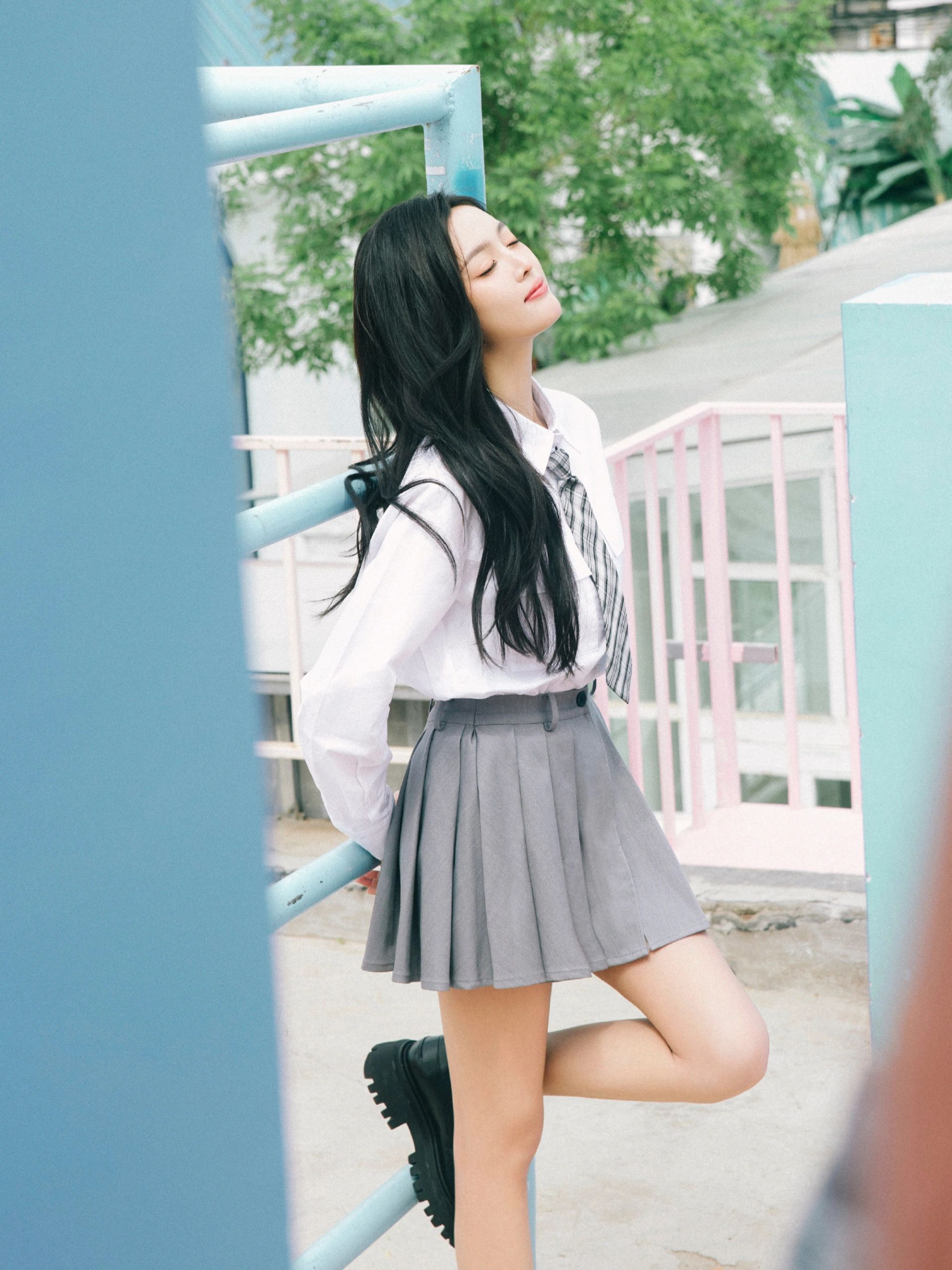 吴宣仪，校园学姐穿，白衬衣小灰裙，美腿白袜子，纯美可人。吴宣仪
