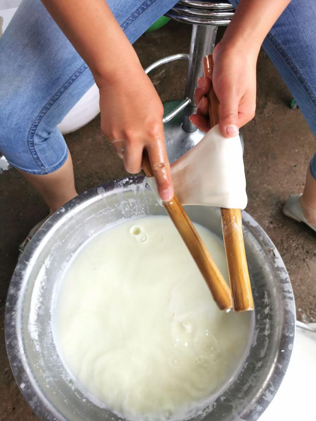 发一张图片，让我猜出你在哪里拍的这是一种美食的加工制作现场，吃货们，猜猜看我在哪