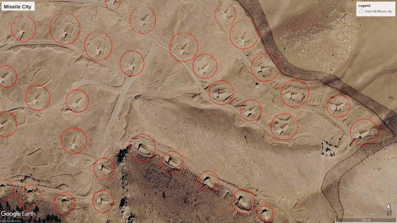 伊朗的一座“导弹城”——这是一处地下设施，其多个隧道入口已被红圈标出。该图像揭示