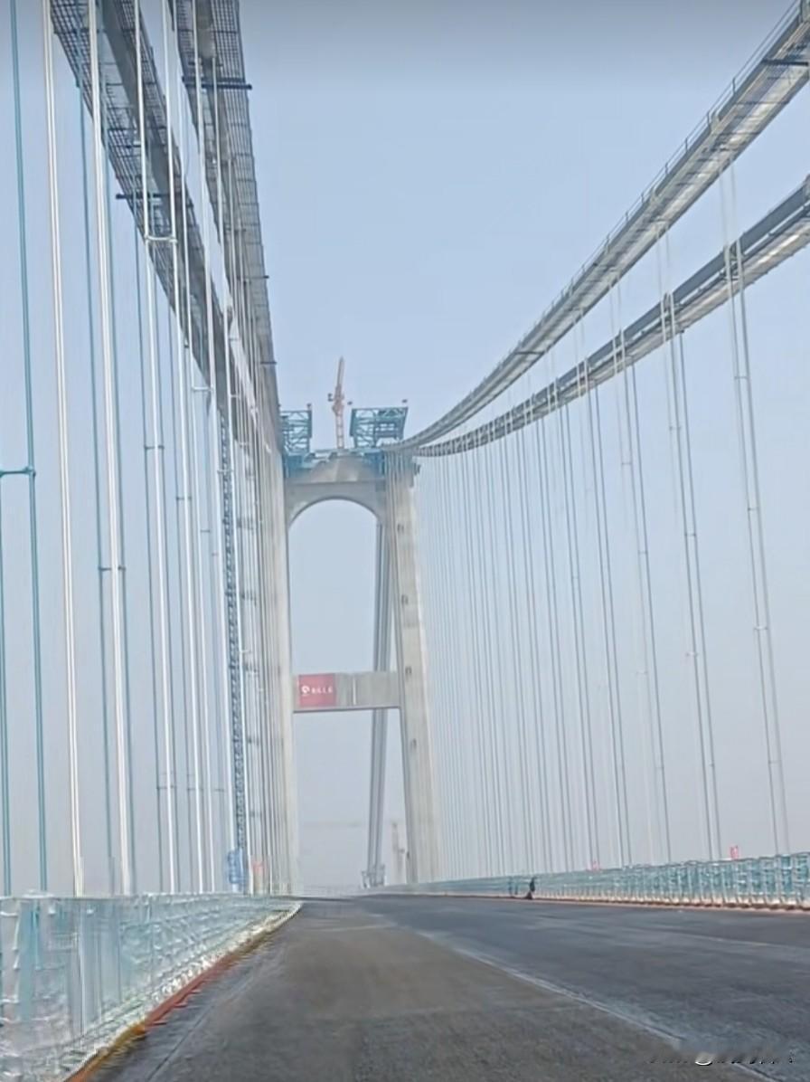 匠心铸就鄂州超级跨江大桥，凌空飞索勇创世界工程奇迹，连通鄂黄双城，铺展都市圈腾飞