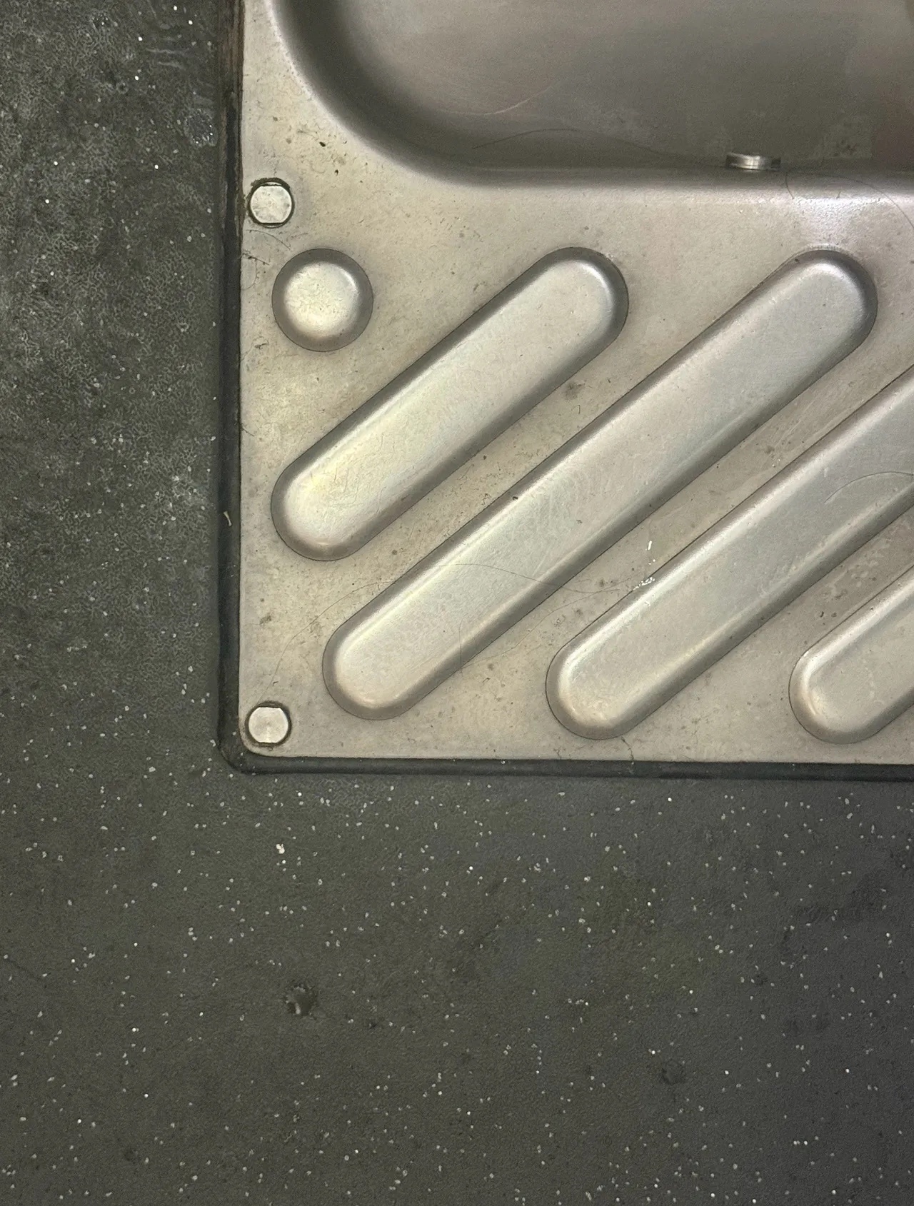 🚅卫生间的这个蹲便让我想起了一个汽车品牌logo