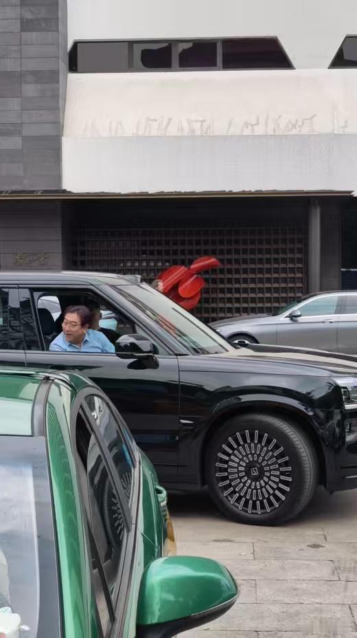 水均益北京排队充电被一眼认出水均益充电现场真圈粉，开极氪9X老老实实排队，粉丝礼